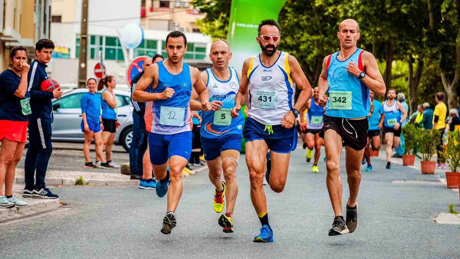 Lebendige Szene männlicher Marathonläufer, die an einem Outdoor-Rennen teilnehmen und ihre sportliche Ausdauer unter Beweis stellen.